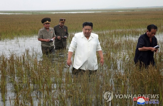 Ông Kim Jong-un thị sát vùng lũ lụt, chỉ trích các quan chức cấp cao 'vô trách nhiệm' ảnh 6