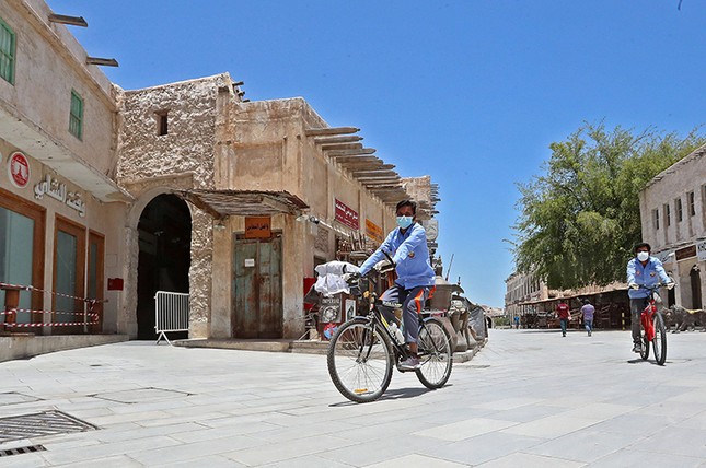 Vợ chồng Phó Tổng thống Nam Sudan mắc COVID-19, Qatar đóng cửa các cửa hàng ảnh 1
