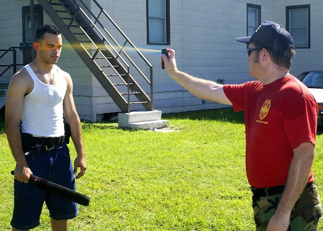 Người của FBI biến hơi cay thành hóa chất cấp độ vũ khí rồi hối hận ảnh 7