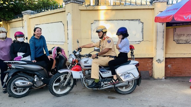 Nam sinh ngủ quên được CSGT đến tận nhà đánh thức, ‘hộ tống’ đến điểm thi ảnh 1