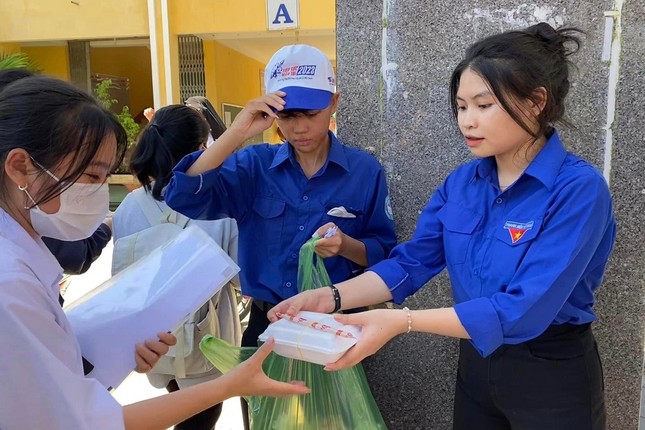 Nam sinh ngủ quên được CSGT đến tận nhà đánh thức, ‘hộ tống’ đến điểm thi ảnh 9