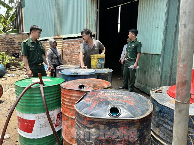 Tạm giữ hơn 2.000 lít dầu DO không rõ nguồn gốc ảnh 2