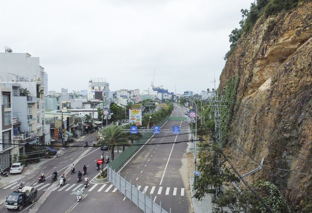 Khắc phục sạt lở núi tại cửa ngõ vào TP Quy Nhơn quá chậm, Bình Định ra chỉ đạo 'nóng' ảnh 1