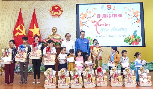 Tuổi trẻ Bình Định trao nhiều quà Tết cho học sinh khó khăn ảnh 1