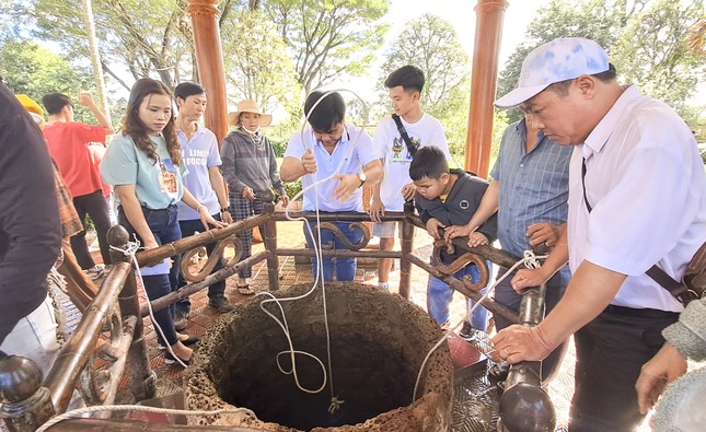 Vạn người nô nức về bảo tàng Quang Trung, xếp hàng uống nước giếng cổ nhà Tây Sơn ảnh 7
