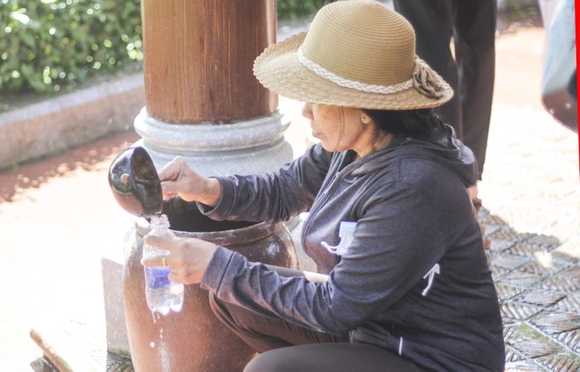 Vạn người nô nức về bảo tàng Quang Trung, xếp hàng uống nước giếng cổ nhà Tây Sơn ảnh 9