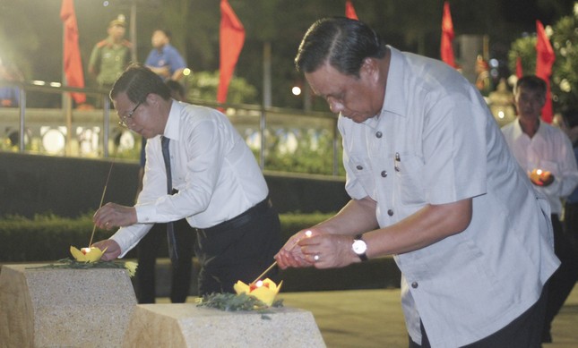 Bình Định đồng loạt thắp nến tri ân các anh hùng liệt sĩ tại 106 nghĩa trang, đài tưởng niệm ảnh 6