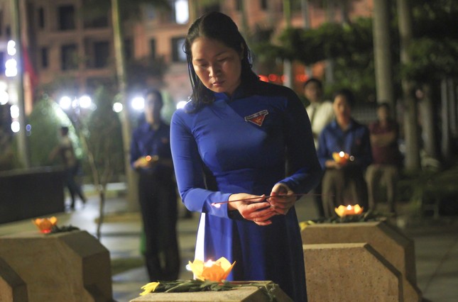 Bình Định đồng loạt thắp nến tri ân các anh hùng liệt sĩ tại 106 nghĩa trang, đài tưởng niệm ảnh 7