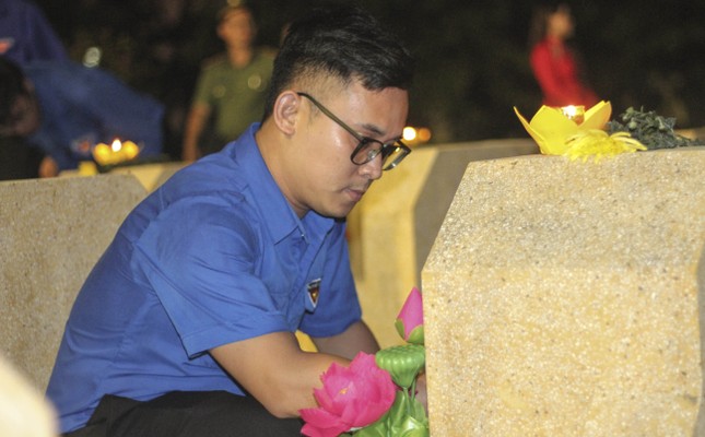 Bình Định đồng loạt thắp nến tri ân các anh hùng liệt sĩ tại 106 nghĩa trang, đài tưởng niệm ảnh 8