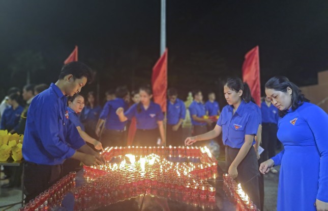 Bình Định đồng loạt thắp nến tri ân các anh hùng liệt sĩ tại 106 nghĩa trang, đài tưởng niệm ảnh 1
