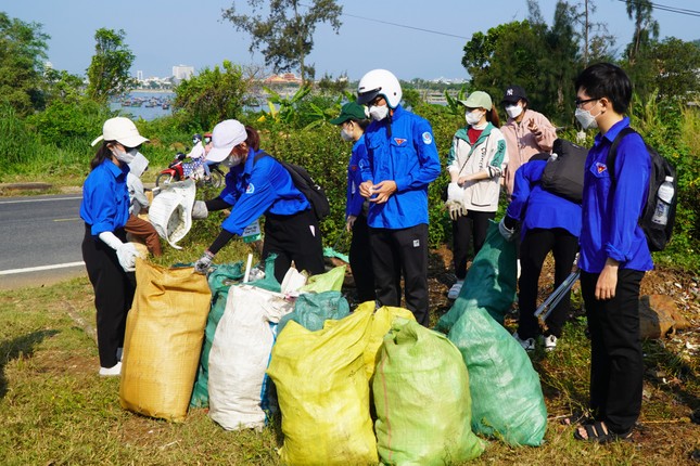 Hàng trăm bạn trẻ dọn rác trên Bán đảo Sơn Trà ảnh 3