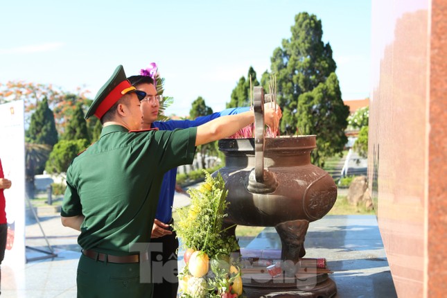 Tuổi trẻ Đà Nẵng dâng ngàn bó sen lên mộ liệt sĩ dịp 27/7 ảnh 2