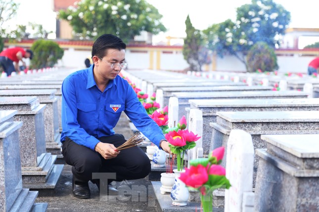 Tuổi trẻ Đà Nẵng dâng ngàn bó sen lên mộ liệt sĩ dịp 27/7 ảnh 8