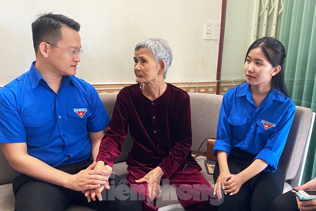 Tuổi trẻ Đà Nẵng dâng ngàn bó sen lên mộ liệt sĩ dịp 27/7 ảnh 11