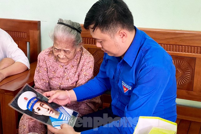 Tuổi trẻ Đà Nẵng dâng ngàn bó sen lên mộ liệt sĩ dịp 27/7 ảnh 13