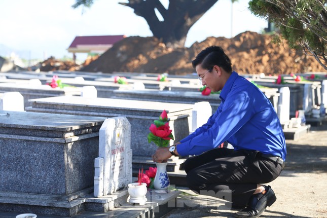 Tuổi trẻ Đà Nẵng dâng ngàn bó sen lên mộ liệt sĩ dịp 27/7 ảnh 5