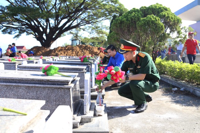 Tuổi trẻ Đà Nẵng dâng ngàn bó sen lên mộ liệt sĩ dịp 27/7 ảnh 3