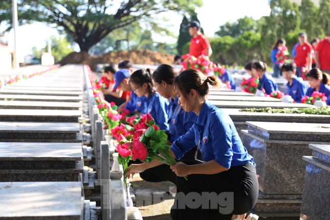 Tuổi trẻ Đà Nẵng dâng ngàn bó sen lên mộ liệt sĩ dịp 27/7 ảnh 6