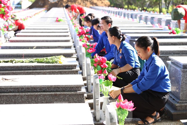 Tuổi trẻ Đà Nẵng dâng ngàn bó sen lên mộ liệt sĩ dịp 27/7 ảnh 4