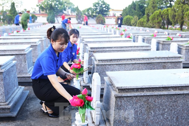 Tuổi trẻ Đà Nẵng dâng ngàn bó sen lên mộ liệt sĩ dịp 27/7 ảnh 9