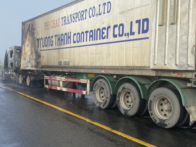 Xe container bốc cháy dữ dội, tài xế bung cửa thoát thân ảnh 3