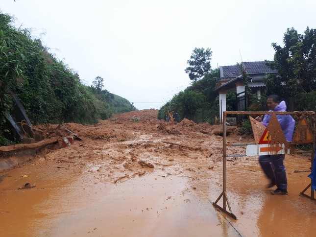 Ảnh hưởng bão số 6: Sạt lở núi chia cắt nhiều tuyến đường, Quảng Ngãi thiệt hại nặng ảnh 8