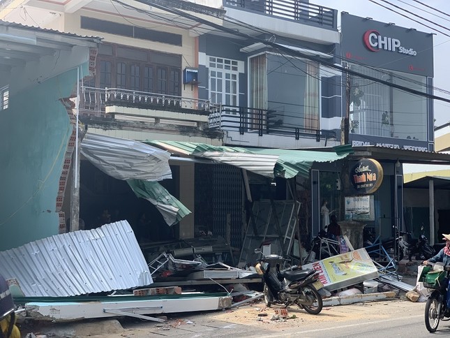 Hiện trường tan hoang vụ 'xe điên' lao vào nhà dân ở Quảng Ngãi ảnh 13