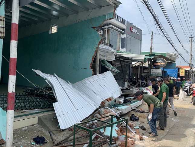 Hiện trường tan hoang vụ 'xe điên' lao vào nhà dân ở Quảng Ngãi ảnh 11