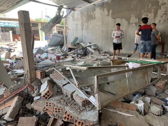 Hiện trường tan hoang vụ 'xe điên' lao vào nhà dân ở Quảng Ngãi ảnh 5