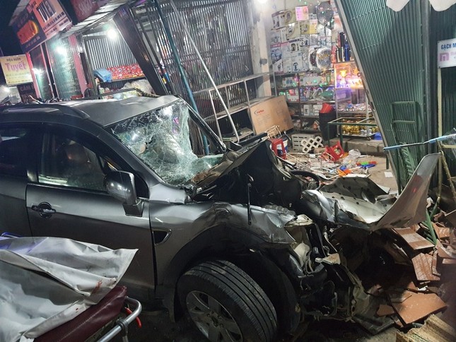 Hiện trường tan hoang vụ 'xe điên' lao vào nhà dân ở Quảng Ngãi ảnh 16