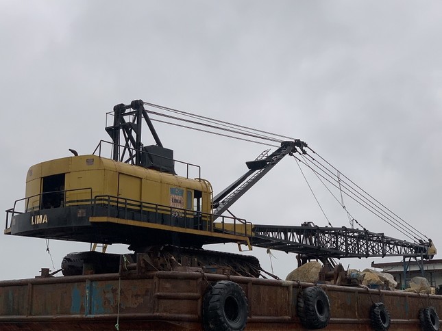 Xà lan trôi dạt trên vùng cảng biển Dung Quất đe dọa an toàn hàng hải ảnh 6