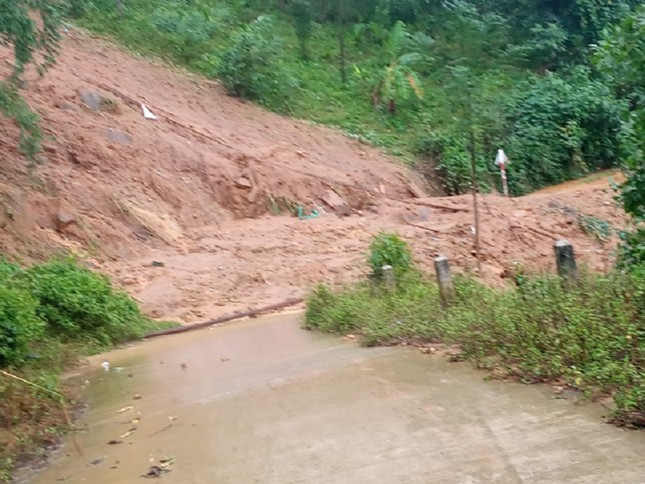 Cố tình vượt rào chắn cảnh báo sạt lở, hai thanh niên suýt bị đất đá vùi chết ảnh 1