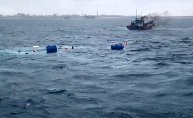 Tàu chở hàng ra đảo Lý Sơn bị chìm, 5 người được cứu sống ảnh 2