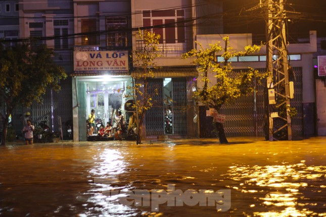 Lũ xuống bất ngờ, xe cộ 'bơi' trong biển nước ở TP Quy Nhơn ảnh 8