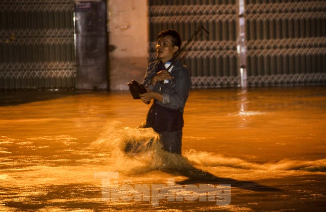 Lũ xuống bất ngờ, xe cộ 'bơi' trong biển nước ở TP Quy Nhơn ảnh 2