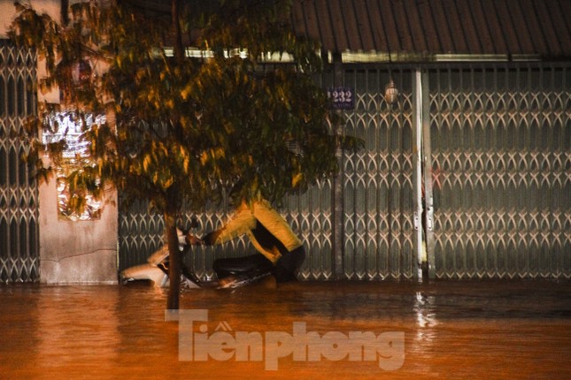 Lũ xuống bất ngờ, xe cộ 'bơi' trong biển nước ở TP Quy Nhơn ảnh 3