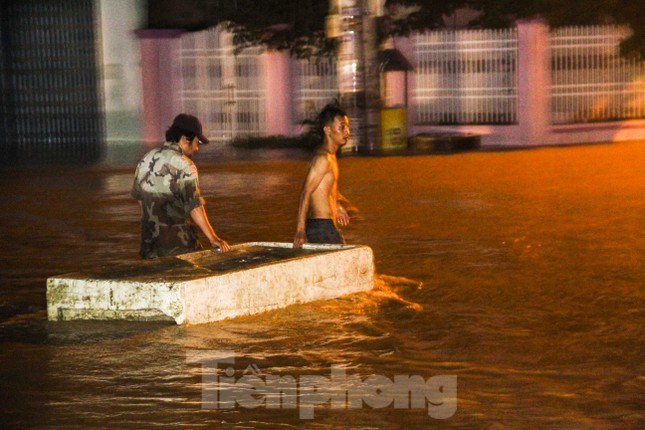 Lũ xuống bất ngờ, xe cộ 'bơi' trong biển nước ở TP Quy Nhơn ảnh 6