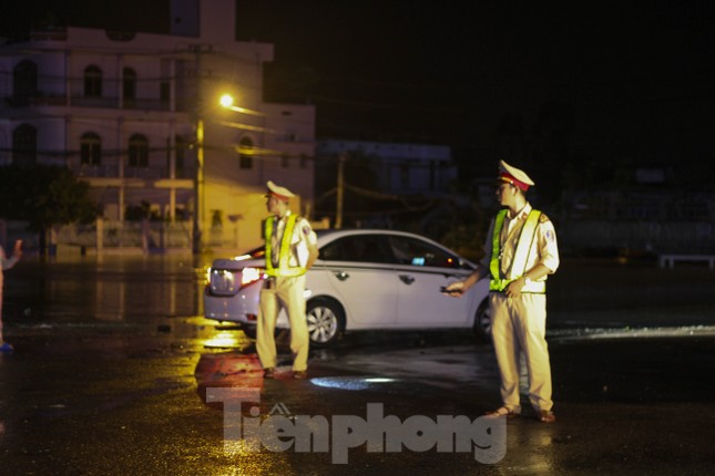 Lũ xuống bất ngờ, xe cộ 'bơi' trong biển nước ở TP Quy Nhơn ảnh 12