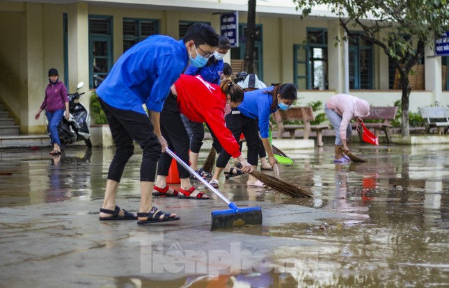 Đoàn viên thanh niên dọn trường lớp đón học sinh đi học lại sau nghỉ bão số 12 ảnh 1