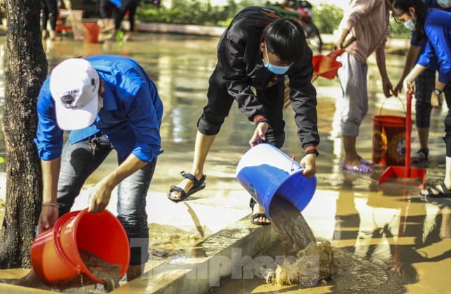 Đoàn viên thanh niên dọn trường lớp đón học sinh đi học lại sau nghỉ bão số 12 ảnh 3