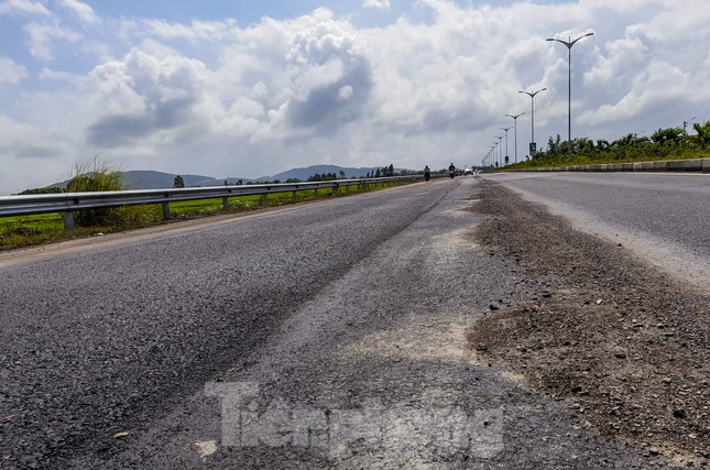 Quốc lộ 'nghìn tỷ' ở Bình Định xuất hiện ổ gà sau một năm thông xe ảnh 2