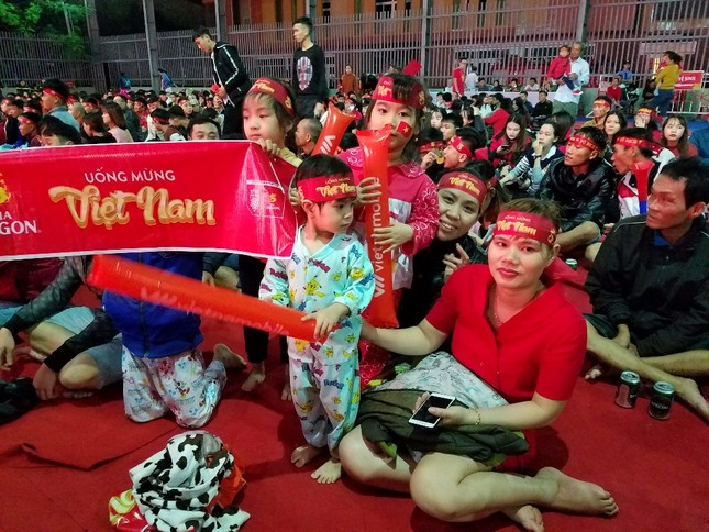 Cổ động viên 'nhí' Đà Nẵng tiếp sức tuyển Việt Nam ảnh 2