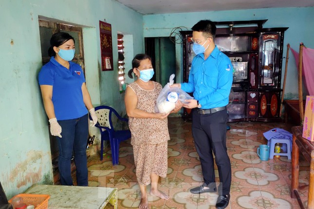 ‘Triệu bữa cơm’ giúp người khó khăn giữa tâm dịch COVID - 19 ảnh 2