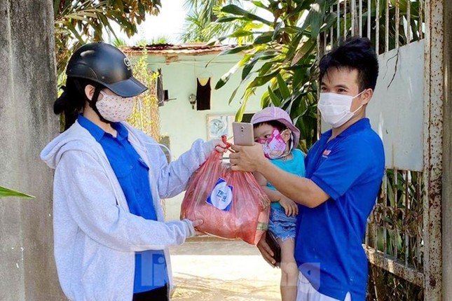 ‘Triệu bữa cơm’ giúp người khó khăn giữa tâm dịch COVID - 19 ảnh 3