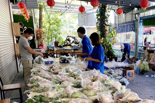 ‘Triệu bữa cơm’ giúp người khó khăn giữa tâm dịch COVID - 19 ảnh 1