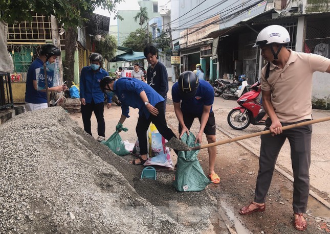 Tổ phản ứng nhanh 'Áo xanh' giúp dân chống bão số 9 ảnh 3