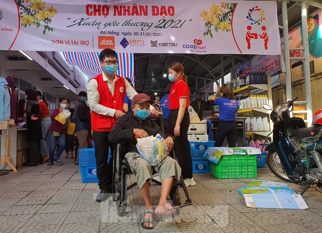 Người dân bịt kín khẩu trang, đi sắm Tết 0 đồng ảnh 10