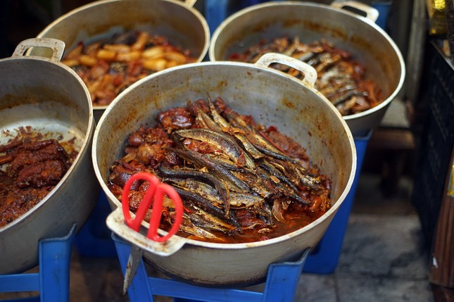 Một Hà Nội thật xinh những ngày Xuân tới: Diện áo dài đi chợ Tết, chụp ảnh cùng hoa đào ảnh 4