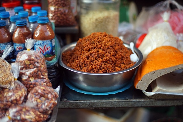 Một Hà Nội thật xinh những ngày Xuân tới: Diện áo dài đi chợ Tết, chụp ảnh cùng hoa đào ảnh 5