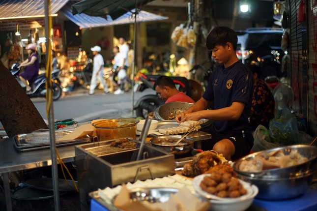 Một Hà Nội thật xinh những ngày Xuân tới: Diện áo dài đi chợ Tết, chụp ảnh cùng hoa đào ảnh 3